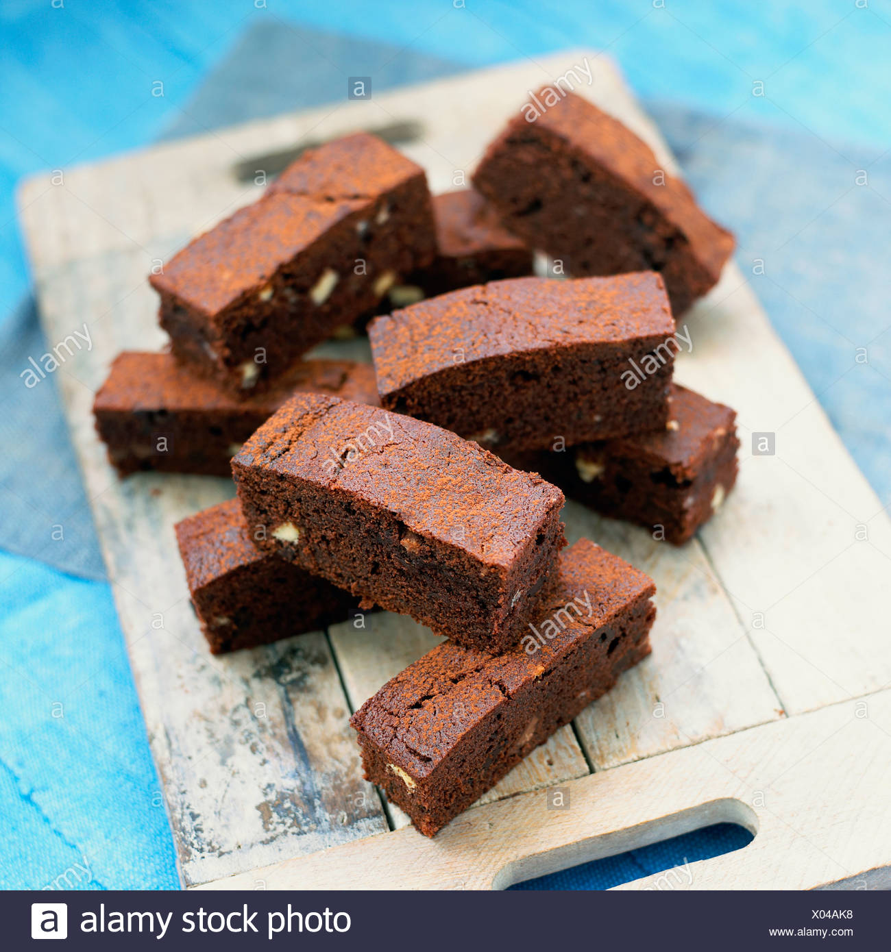 Triple Chocolat Crunch Bars Empiles Sur Une Planche En Bois Close Up Photo Stock Alamy Triple Chocolat Crunch Bars Empiles Sur Une Planche En Bois Close Up Photo Stock Alamy