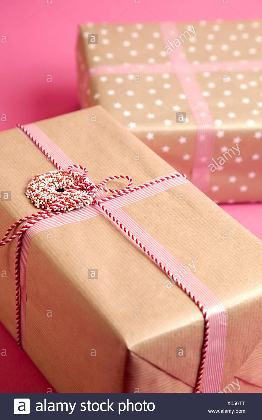 Presente Enveloppe Chocolat Noel Heave Paquet Pack Forfaits Surprise Joie Maison De Vacances Donner Donner Fete Anniversaire Cadeaux D Anniversaire Chocolat Sucre Perles Squiggles Medium Close Up Photo Stock Alamy