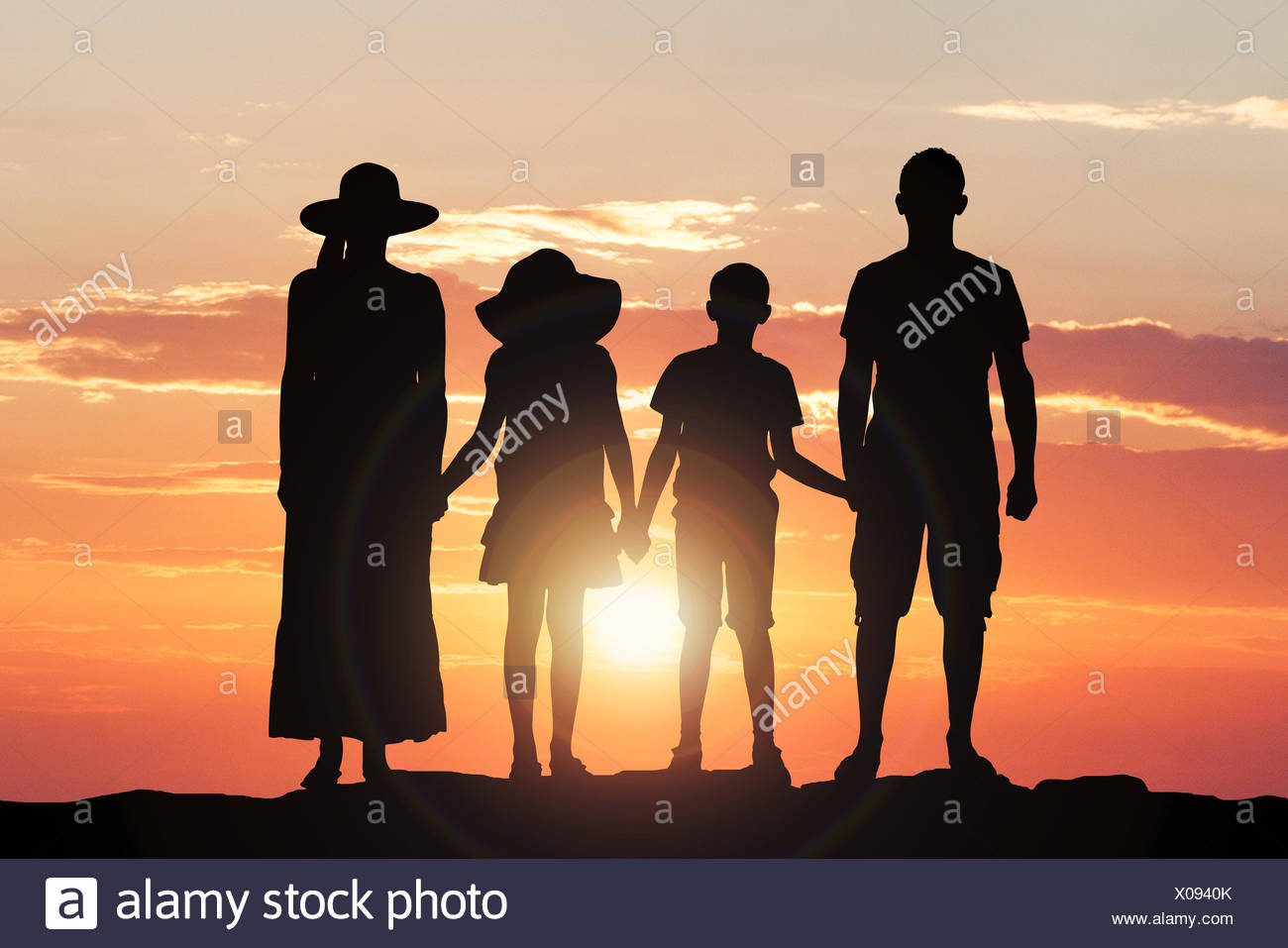 Boy And Girl Holding Hands Silhouette Banque D Image Et Photos Page 2 Alamy Boy And Girl Holding Hands Silhouette Banque D Image Et Photos Page 2 Alamy