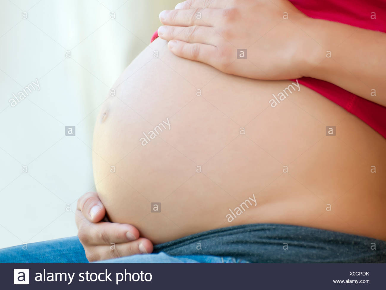 Femme Main Ventre Ventre Le Nombril La Grossesse L Pregnantly Bebe Ventre Photo Stock Alamy Femme Main Ventre Ventre Le Nombril La Grossesse L Pregnantly Bebe Ventre Photo Stock Alamy