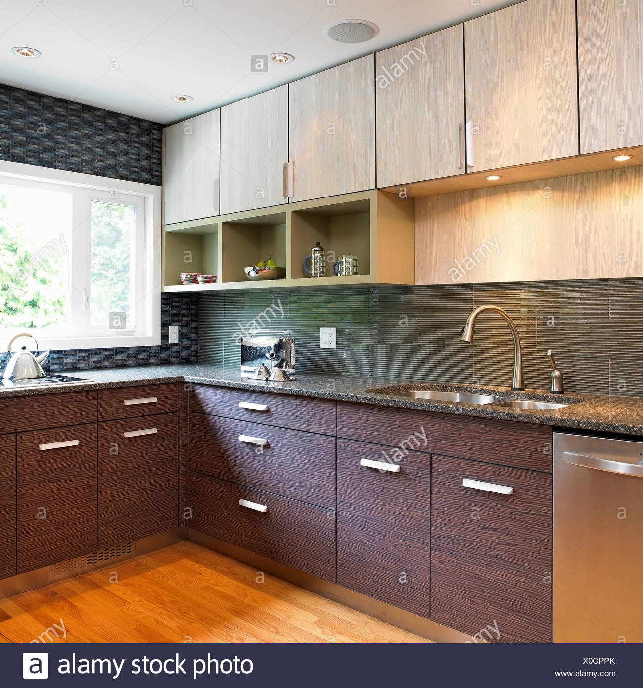 Cuisine Avec Dosseret Tuiles Bleues Et Placards En Bois Stratifie