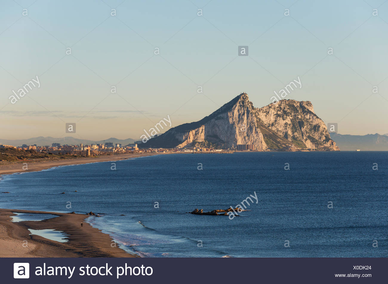 Vue sur le rocher de Gibraltar et de La Linea de la Concepcion, vu de la côte méditerranéenne, dans la lumière du matin Banque D'Images
