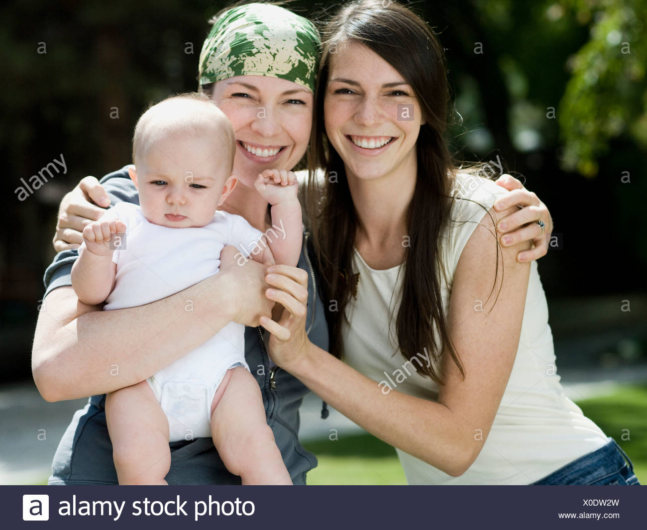 Bebe Avec Sa Mere Et Sa Tante Photo Stock Alamy