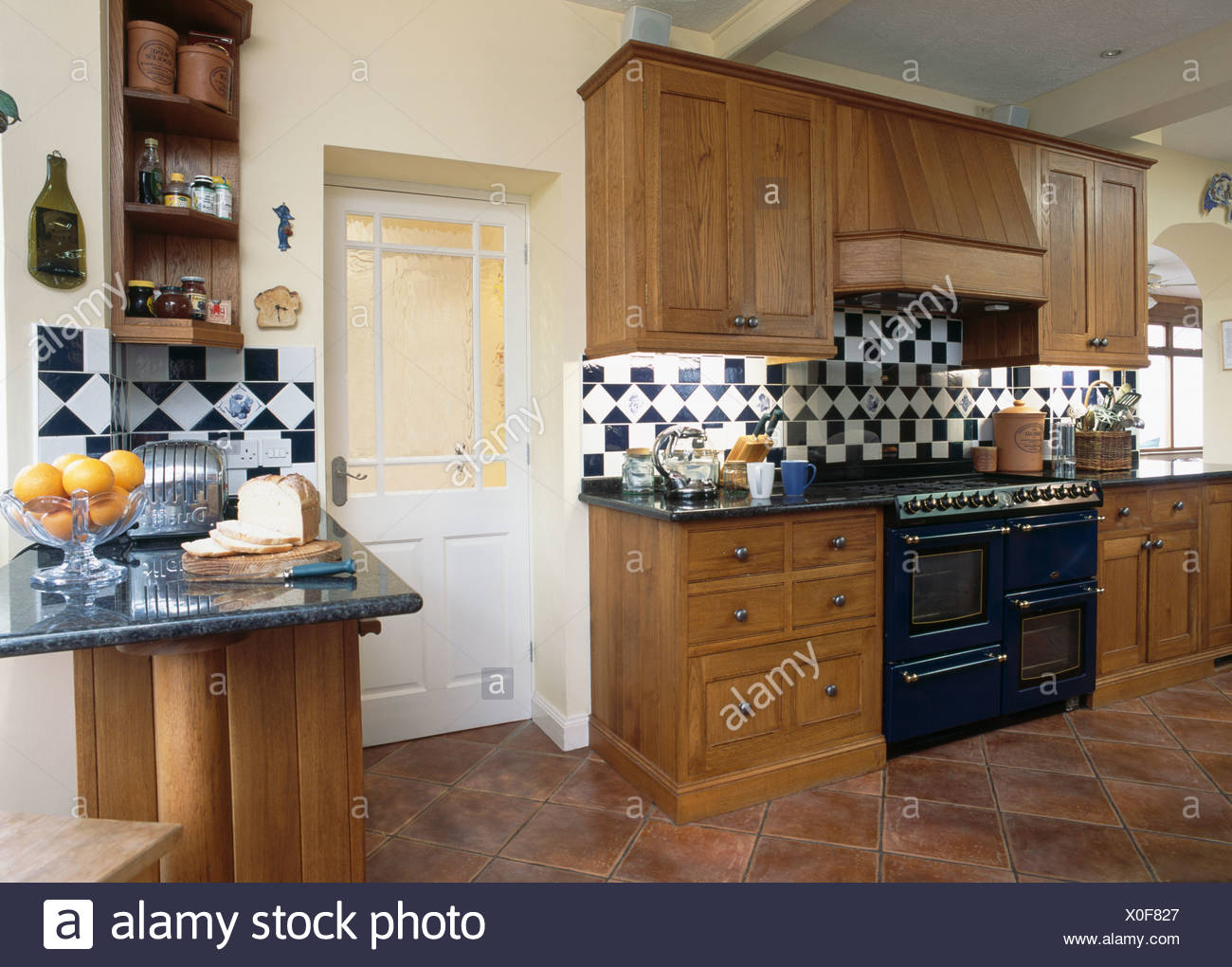 Noir Blanc Et Mur Sol Carrelé Splash Au Dessus De