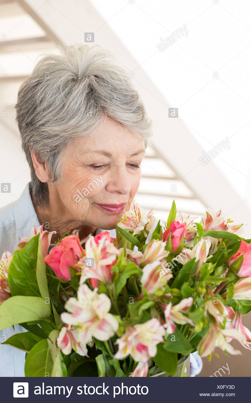 Femme A La Retraite Qui Sent Son Bouquet De Fleurs Photo Stock Alamy