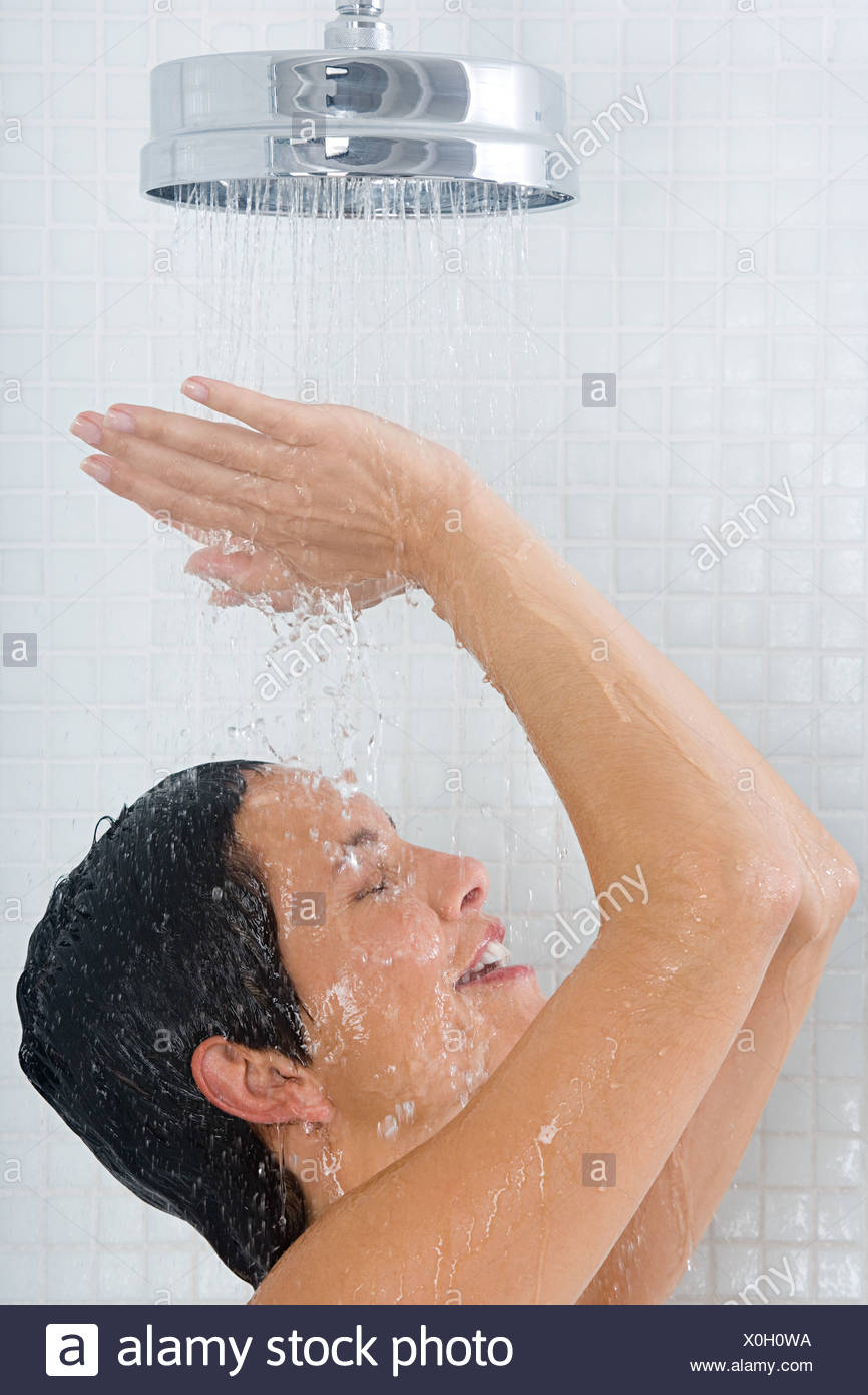 Femme Sous La Douche Corps Banque d