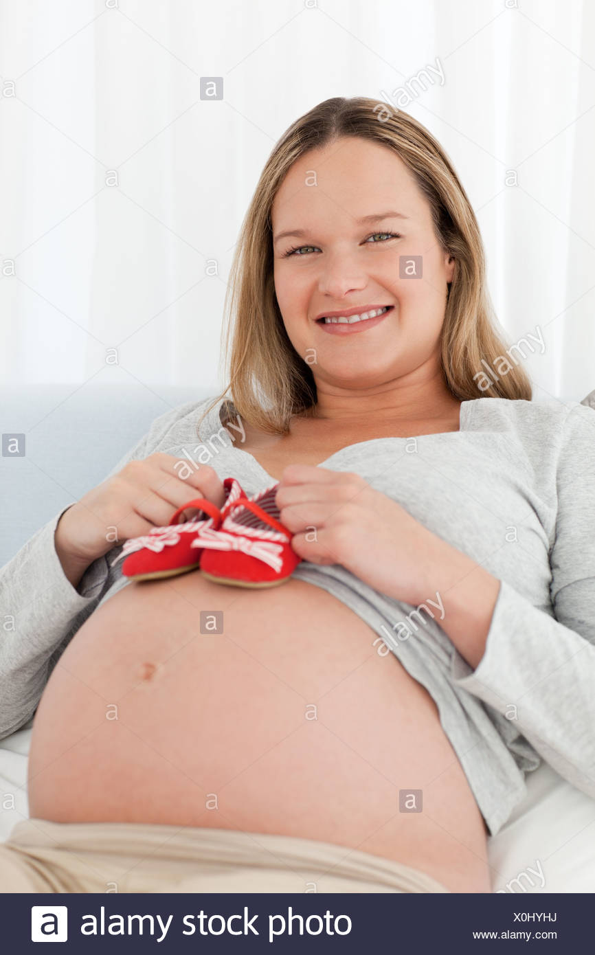 Femme Enceinte Mettre Bebe Sur Son Ventre Photo Stock Alamy