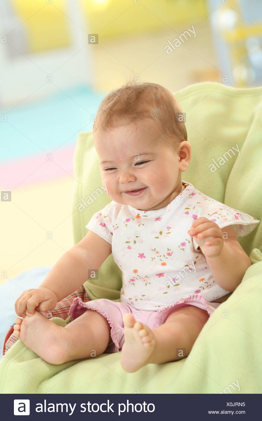 Bebe 5 Mois Sourire S Asseoir Modele Sorti Personnes Enfant Nourrisson Robes Interieur Rire Jouer Fille Du Visage S Asseoir L Ete L Estival Tout Le Corps Pieds Nus Photo Stock Alamy