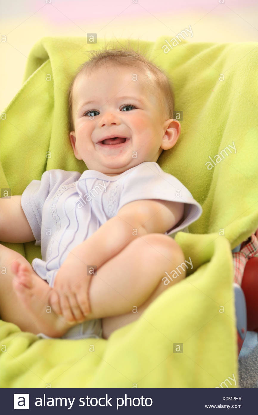 Bebe 4 Mois Sourire S Asseoir Peel Modele De Siege Les Gens De Parution Enfant Nourrisson Robes Blonde Pied Interieur Garcon Rire Les Filles Heureusement Heureusement Caps Vert Pale Photo Stock Alamy
