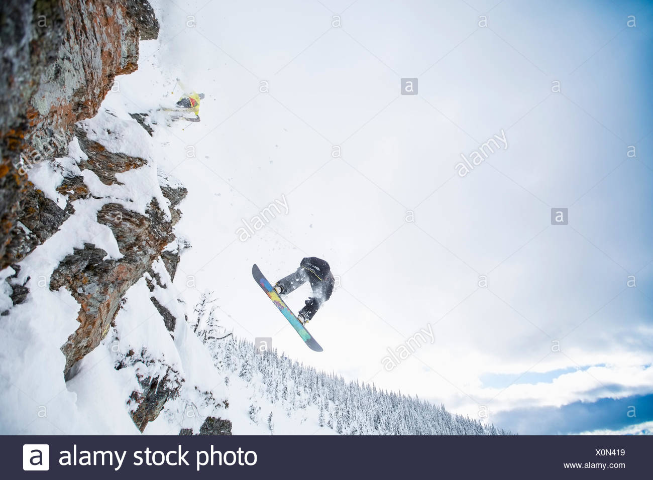 Portrait de deux hommes sautant d'une piste de ski Banque D'Images