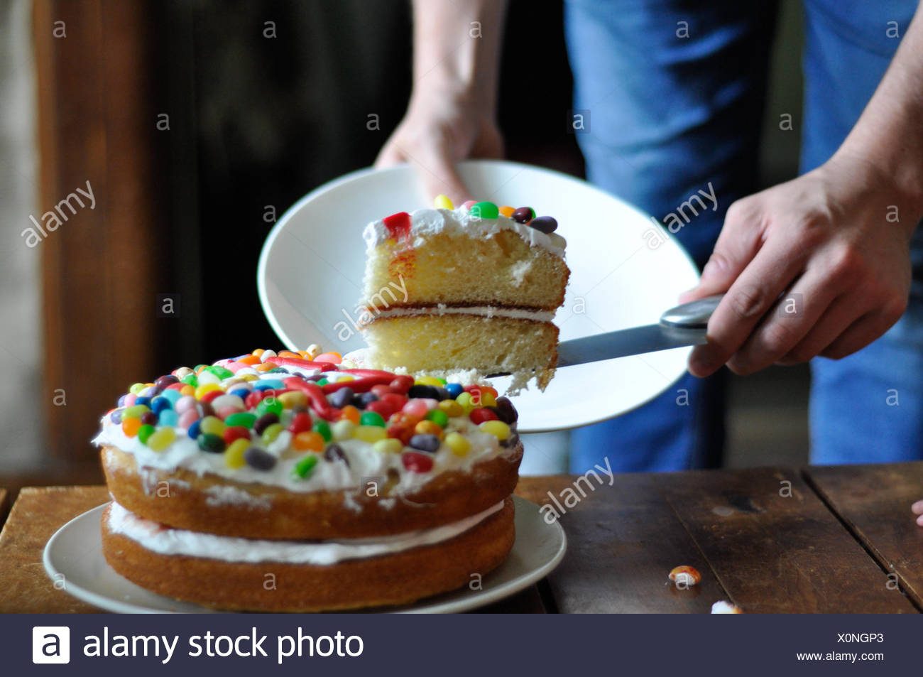 L Homme En Decoupant Une Tranche De Gateau D Anniversaire Photo Stock Alamy