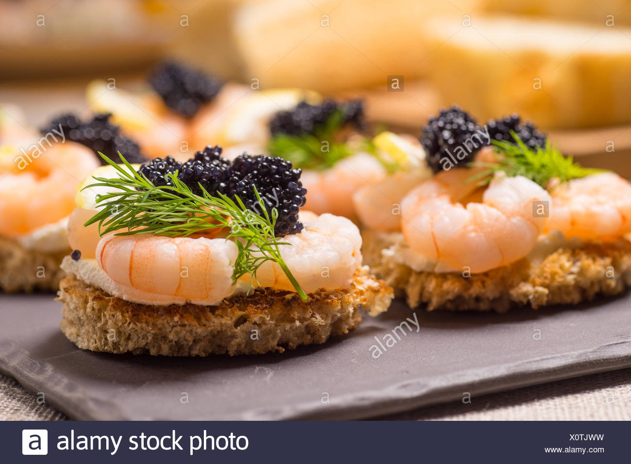 Apéritif crevettes servi sur pain grillé et servi sur une Apéritif crevettes servi sur pain grillé Banque D'Images
