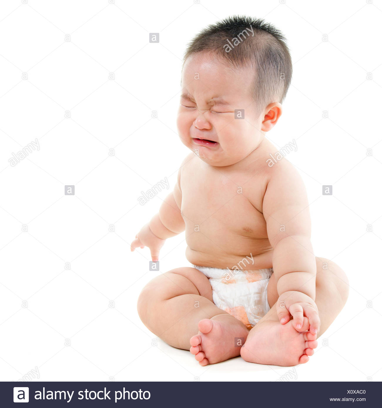 Full Body Bebe Garcon Asiatique Contrariee De Pleurer Assis Isole Sur Fond Blanc Photo Stock Alamy