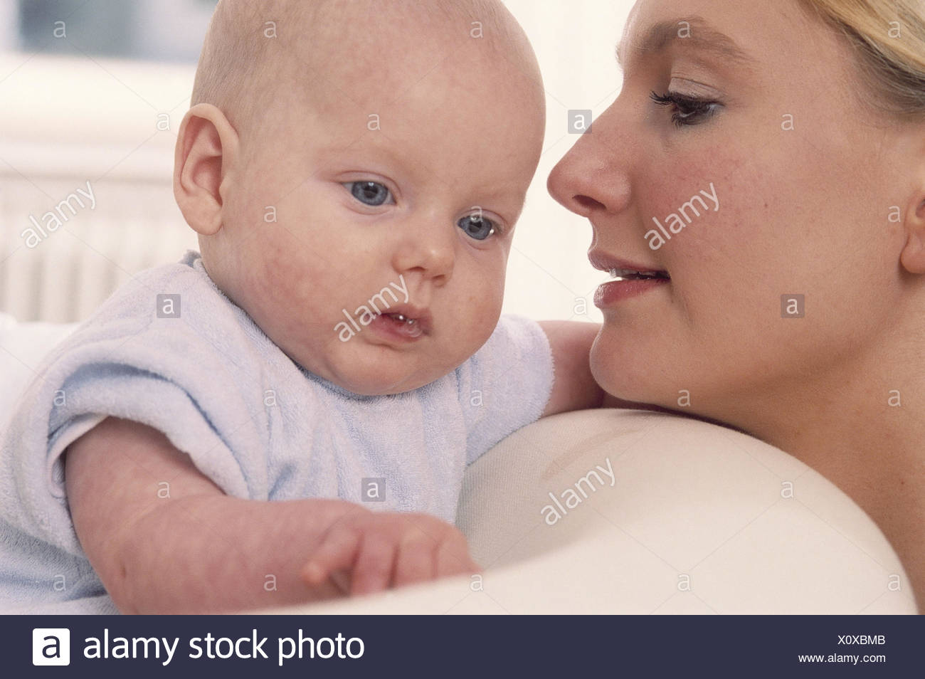 Mere Bebe Portrait Femme Jeune 30 Ans Blond Heureux La Joie De La Maternite Enfant 4 Mois L Experience De Decouvrir De La Phase De Developpement Sutures La Tendresse L Amour L Attention De Controle