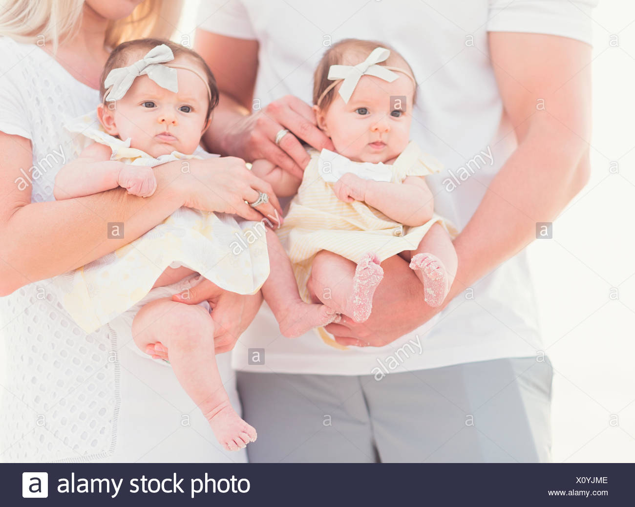 Studio Shot Portrait De Deux Filles De Bebe 2 5 Mois Avec Les Parents Photo Stock Alamy