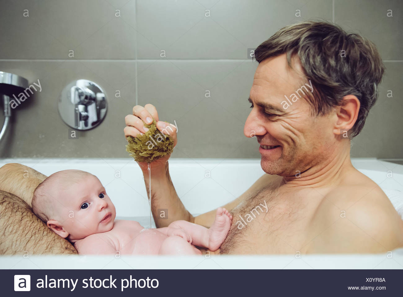 Le Pere Et Le Bebe De Prendre Un Bain Avec Une Eponge Naturelle Photo Stock Alamy Le Pere Et Le Bebe De Prendre Un Bain Avec Une Eponge Naturelle Photo Stock Alamy
