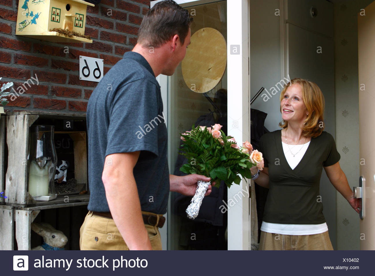 Lhomme à Porte Doffrir Un Bouquet De Fleurs Happy Woman