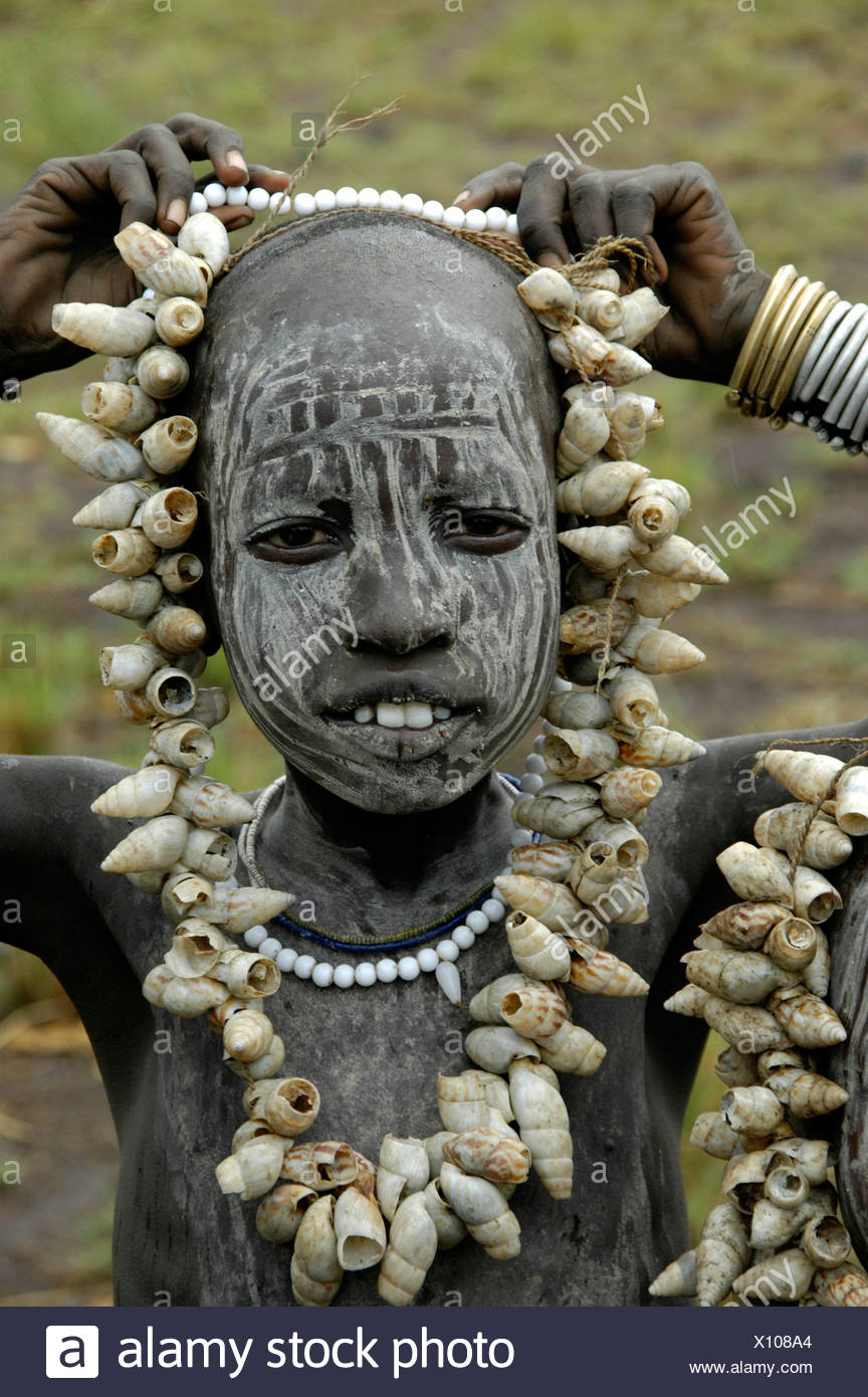 Portrait d'une jeune fille de la tribu Mursi, visage peint en blanc, grand  collier de coquillages, près de Jinka, Ethiopie, Afrique Photo Stock - Alamy