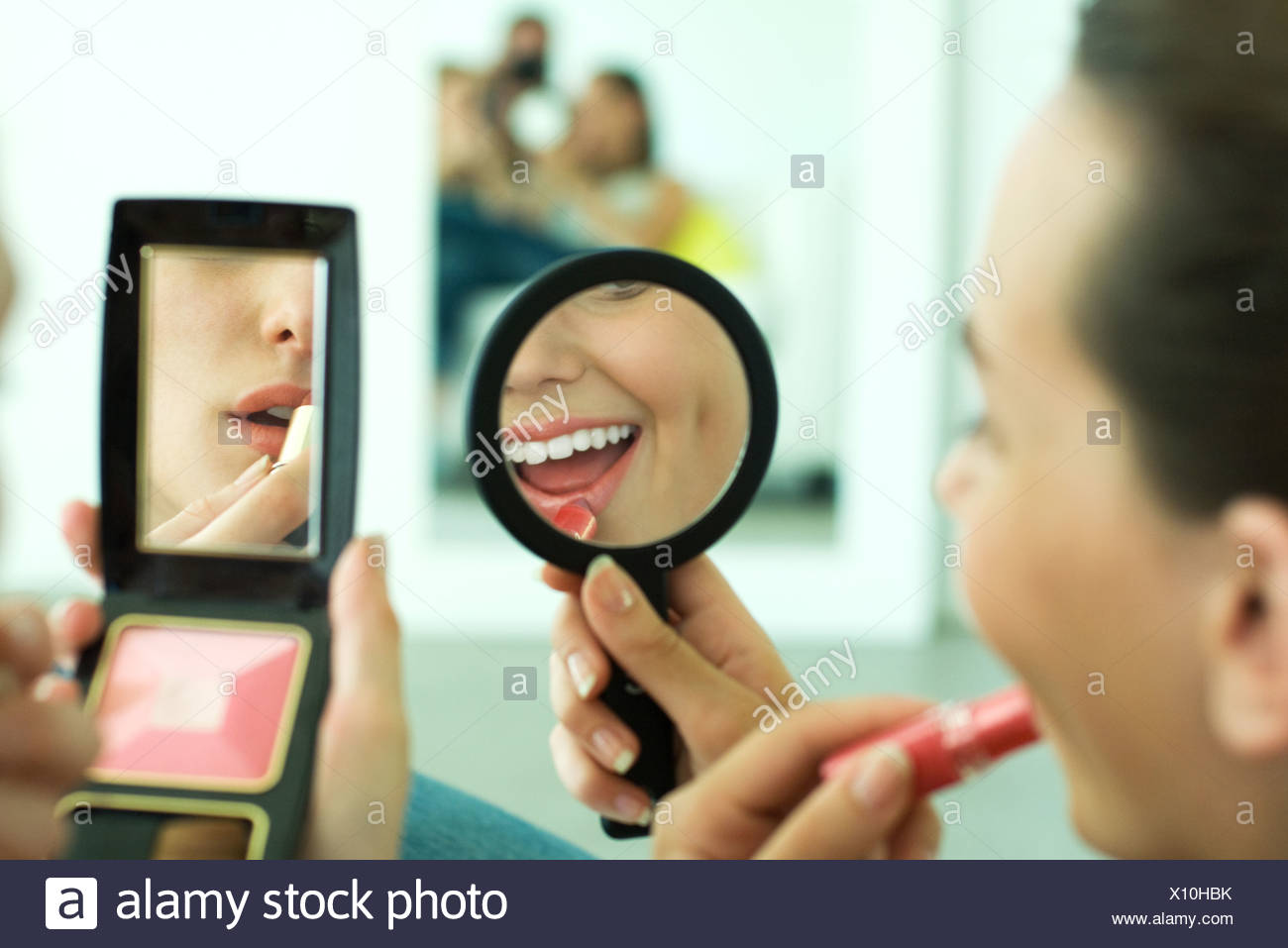 Deux Jeunes Amis Appliquer Le Rouge A Levres A La Recherche De Soi Meme Dans La Main Des Miroirs Cropped View Photo Stock Alamy Deux Jeunes Amis Appliquer Le Rouge A Levres A La Recherche De Soi Meme Dans La Main Des Miroirs Cropped View Photo Stock Alamy
