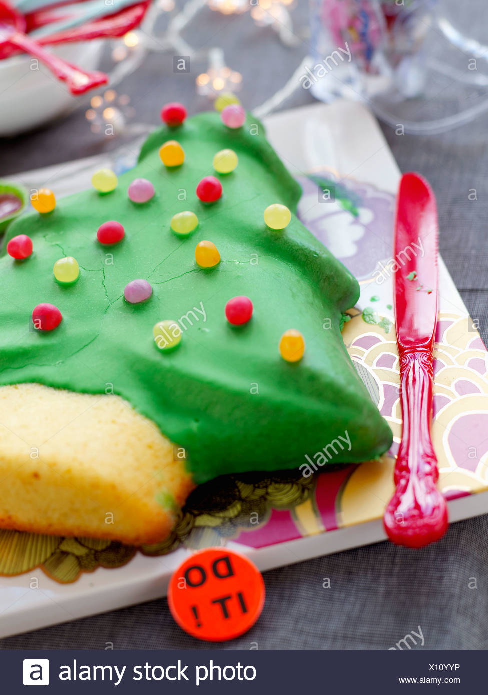 Gateau En Forme De Sapin De Noel Decore Avec Des Dragibus Photo Stock Alamy