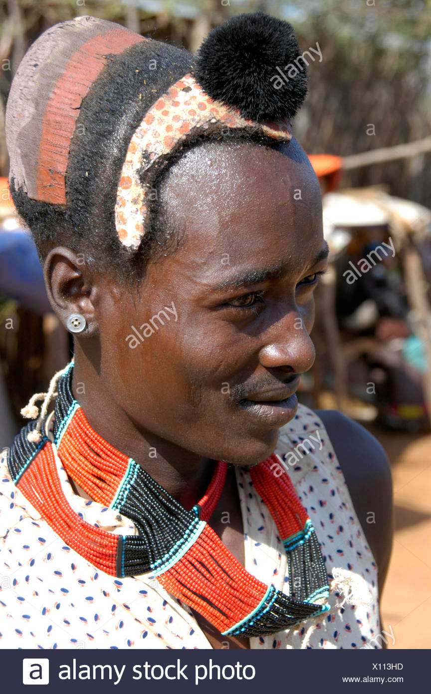 Un Homme Portant Un Couvre Chef Traditionnel D Argile De Couleur Et Un Collier Portrait Sur Les Marches A Dimeka Ethiopie Afrique Photo Stock Alamy