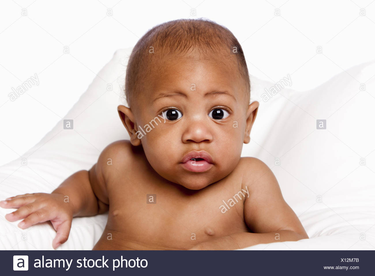 Beau Mignon Adorable Bebe Africain Face Avec Des Yeux Enormes Sur Blanc Photo Stock Alamy