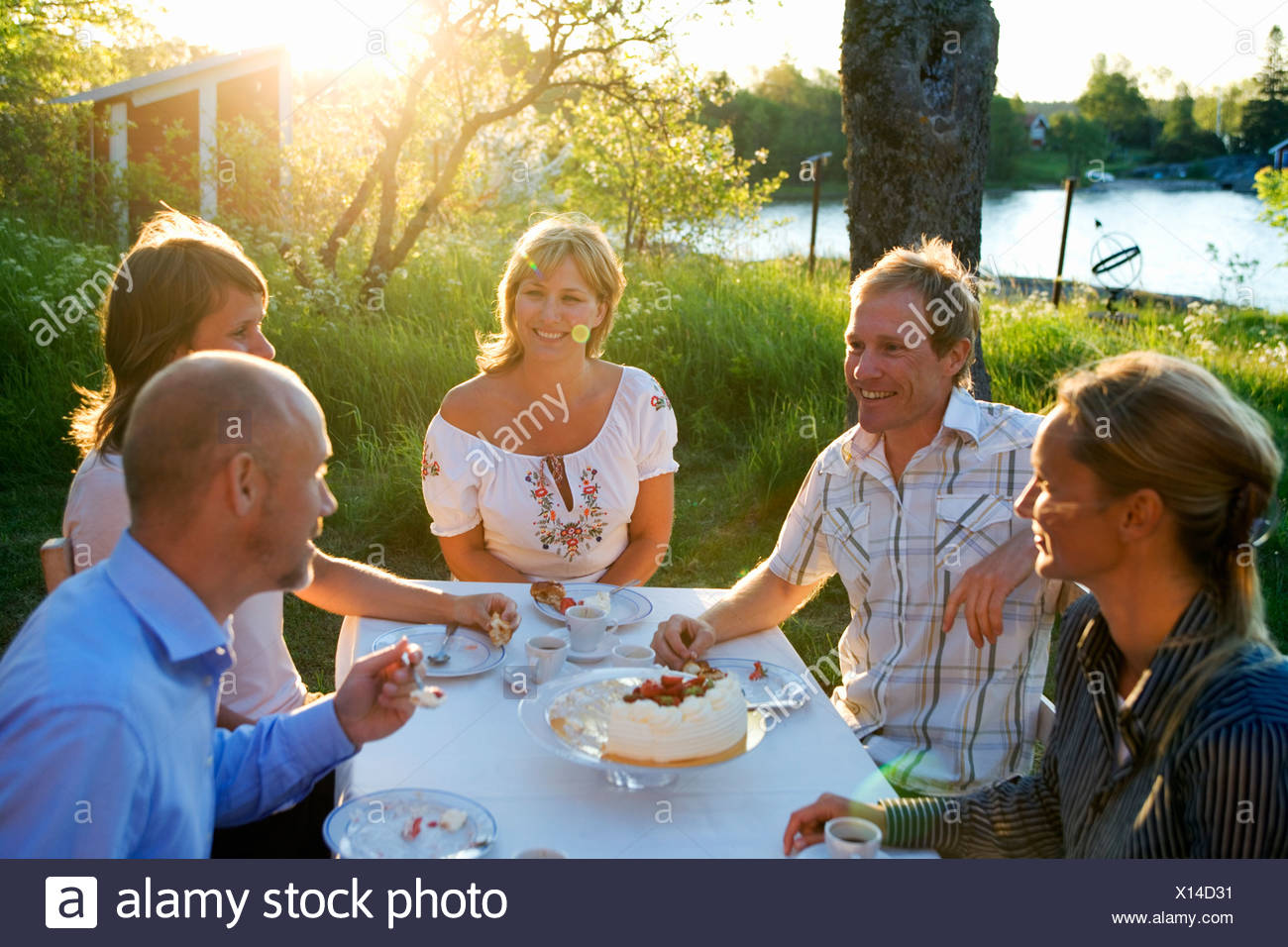 Cinq amis haveing un gâteau, Fejan, archipel de Stockholm, Suède. Banque D'Images