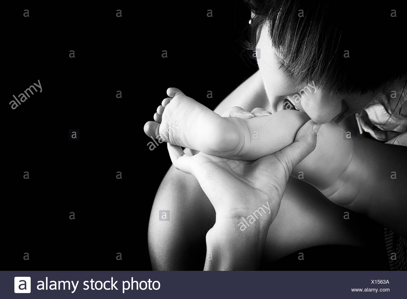 Jeune Mere Jouant Avec Son Bebe Tendresse Et Caresse Le Noir Et Blanc Photo Stock Alamy