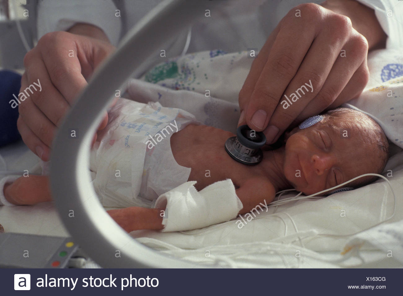 Medecin L Enfant Premature D Examen Stethoscope Incubateur Pepiniere Detail La Nutrition L Ecrou Du Lait Clinique Soins Soins Petite A L Hopital Les Mains Les Controles Les Gens Pediatre Nourrisson Bebe En Bonne Sante La