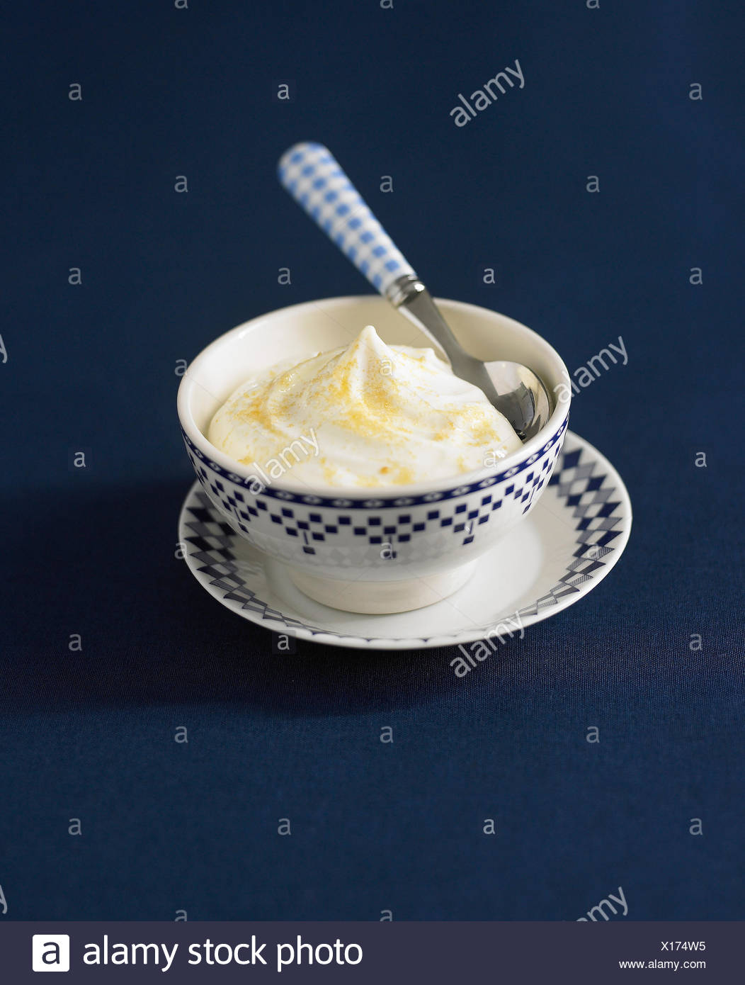 Yaourt Melange Avec Le Lait Caille De Citron Photo Stock Alamy