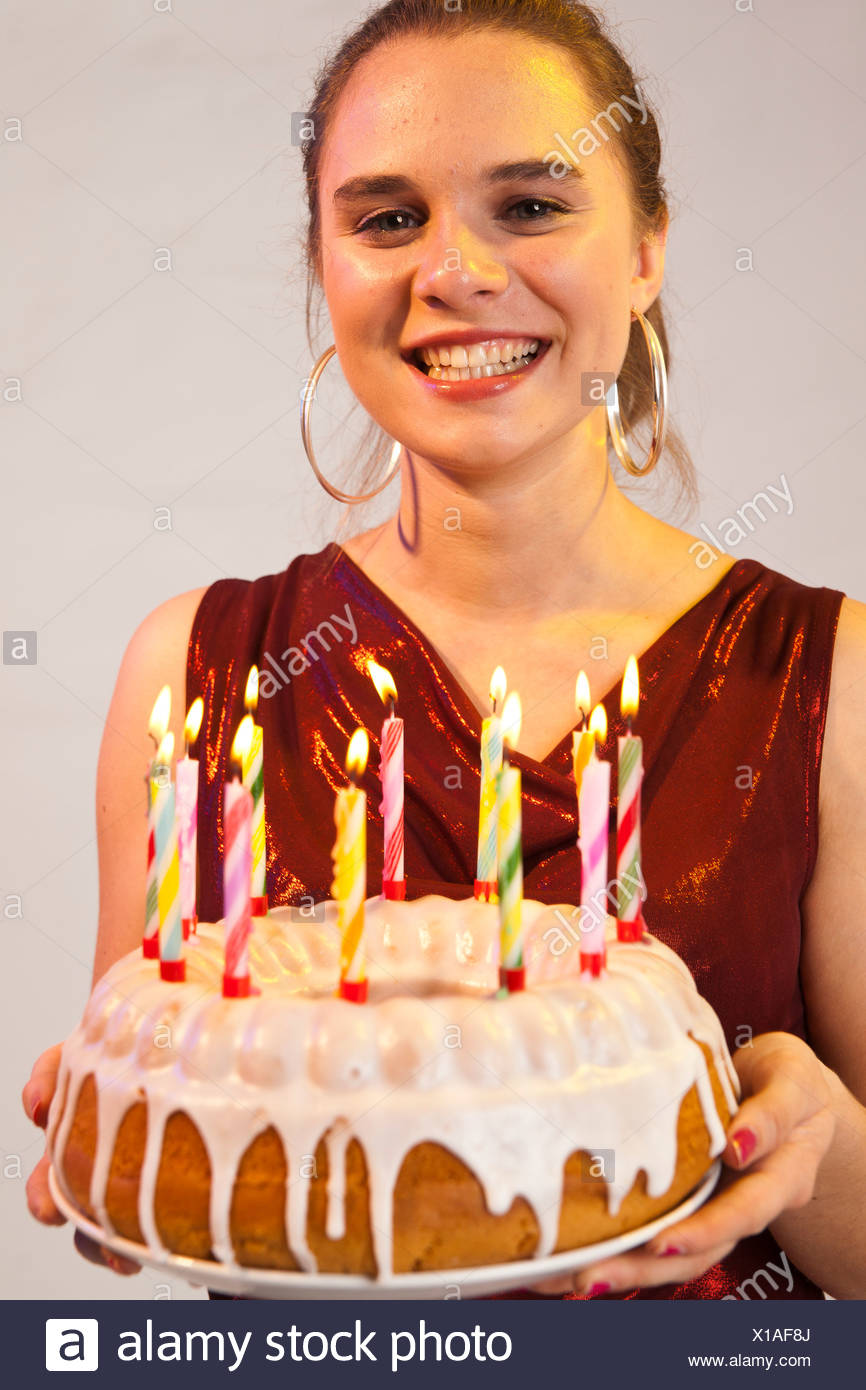Jeune Femme Avec Gateau D Anniversaire Photo Stock Alamy