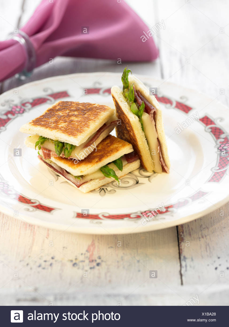 Jambon Cru Asperges Et Fromage Fondu De Croque Monsieur Photo