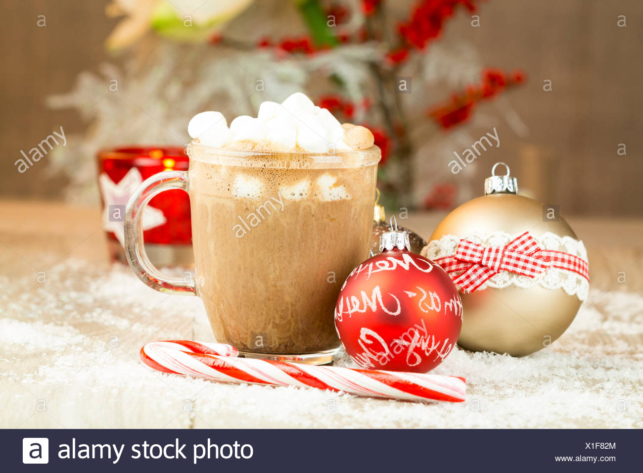 Boules De Noël De La Canne à Sucre Et Un Verre De Chocolat