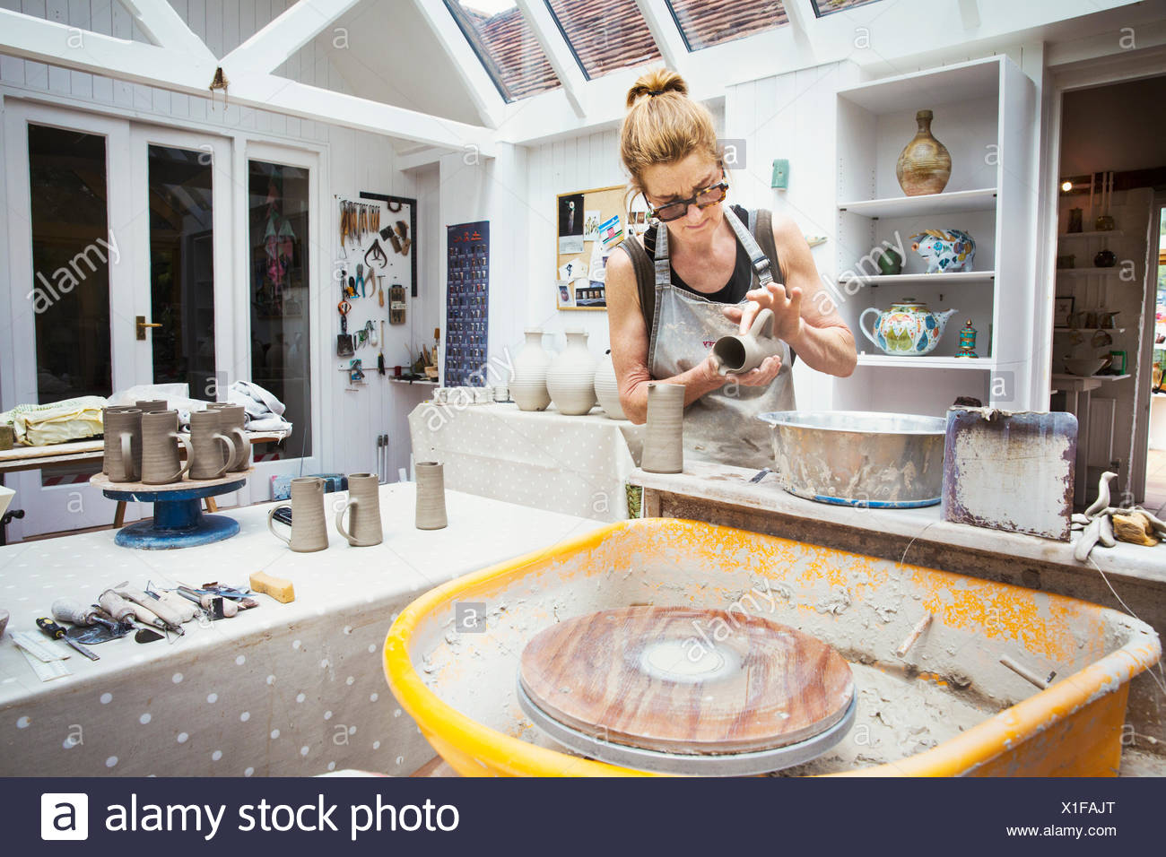 Un potter de la manipulation d'un pot d'argile humide, la préparer pour la cuisson au four. Banque D'Images