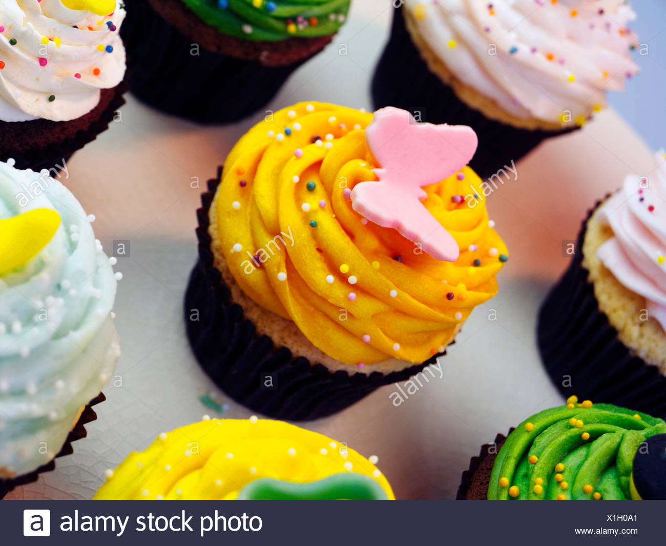 Anniversaire Cupcakes Avec Decoration Papillon Photo Stock Alamy