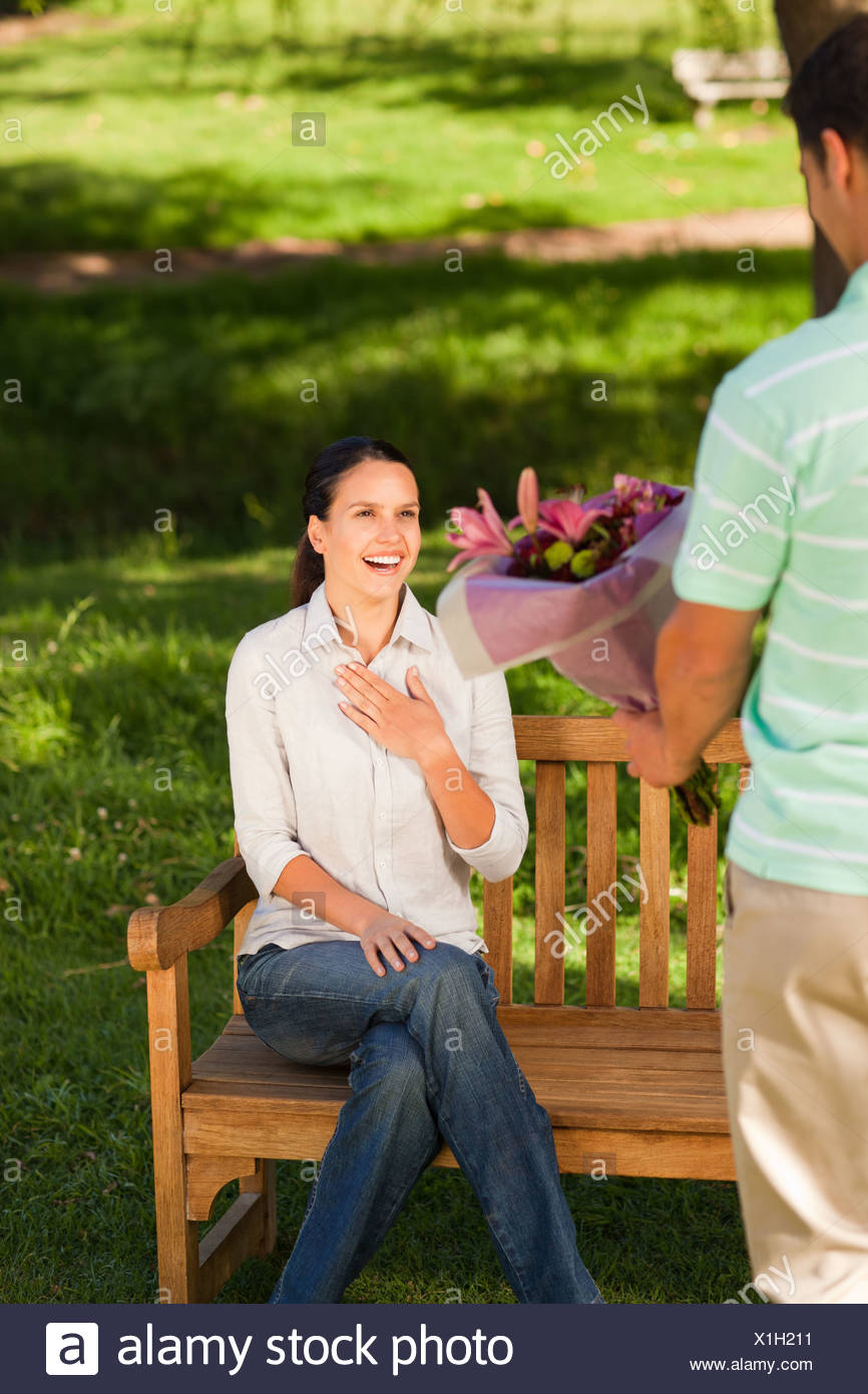 Jeune Homme Qui Offre Des Fleurs A Sa Femme Photo Stock Alamy