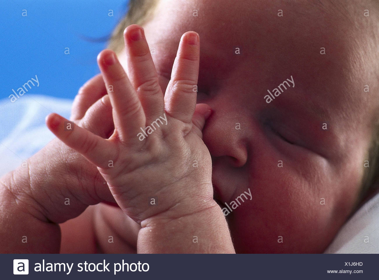 Bebe Regard Geste Fatigue Portrait Detail Tres Etroitement Enfant Nourrisson Se Coucher Dormir Fatigue Somnolent Frotter Les Yeux Ferme Bebe Mains Main Doigt Propagation Les Membres Les Doigts De Bebe Photo Stock