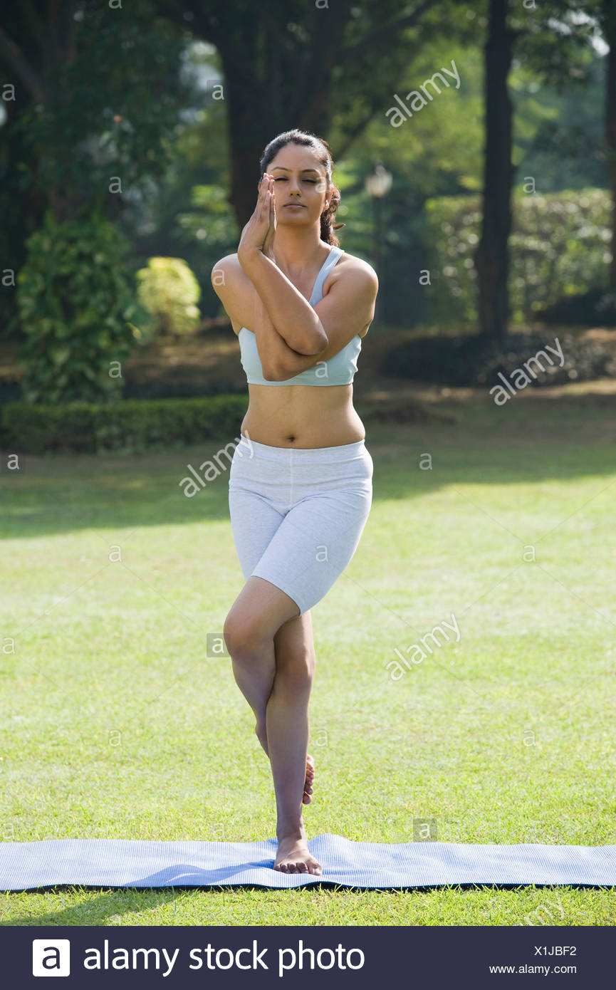 Femme Garudasana Posture De L Aigle Photo Stock Alamy