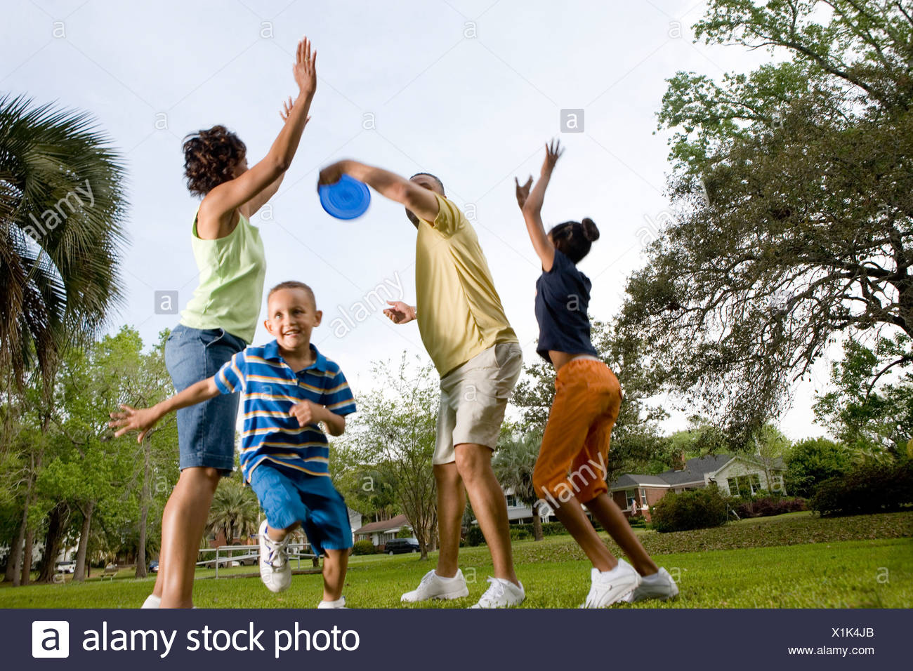 Where is the children playing. Where is the children playing. дети бегают парк у школы. футбол кругами игра. парк друзья.