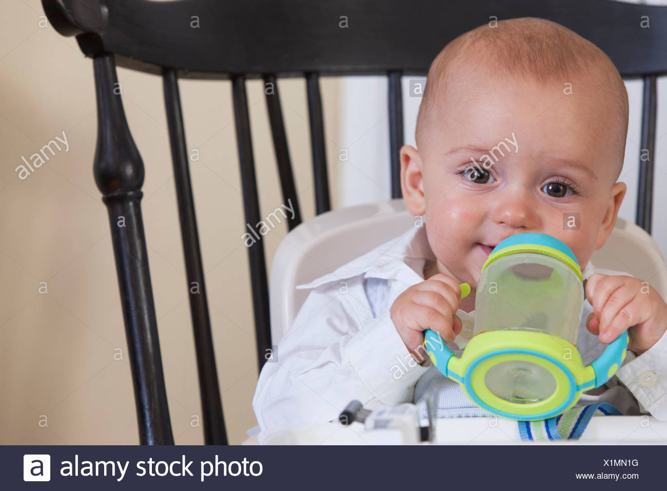 Boire De L Eau Bebe Gobelet Photo Stock Alamy Boire De L Eau Bebe Gobelet Photo Stock Alamy