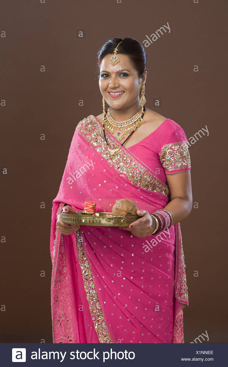 Portrait d'une femme en sari holding offrande religieuse Banque D'Images
