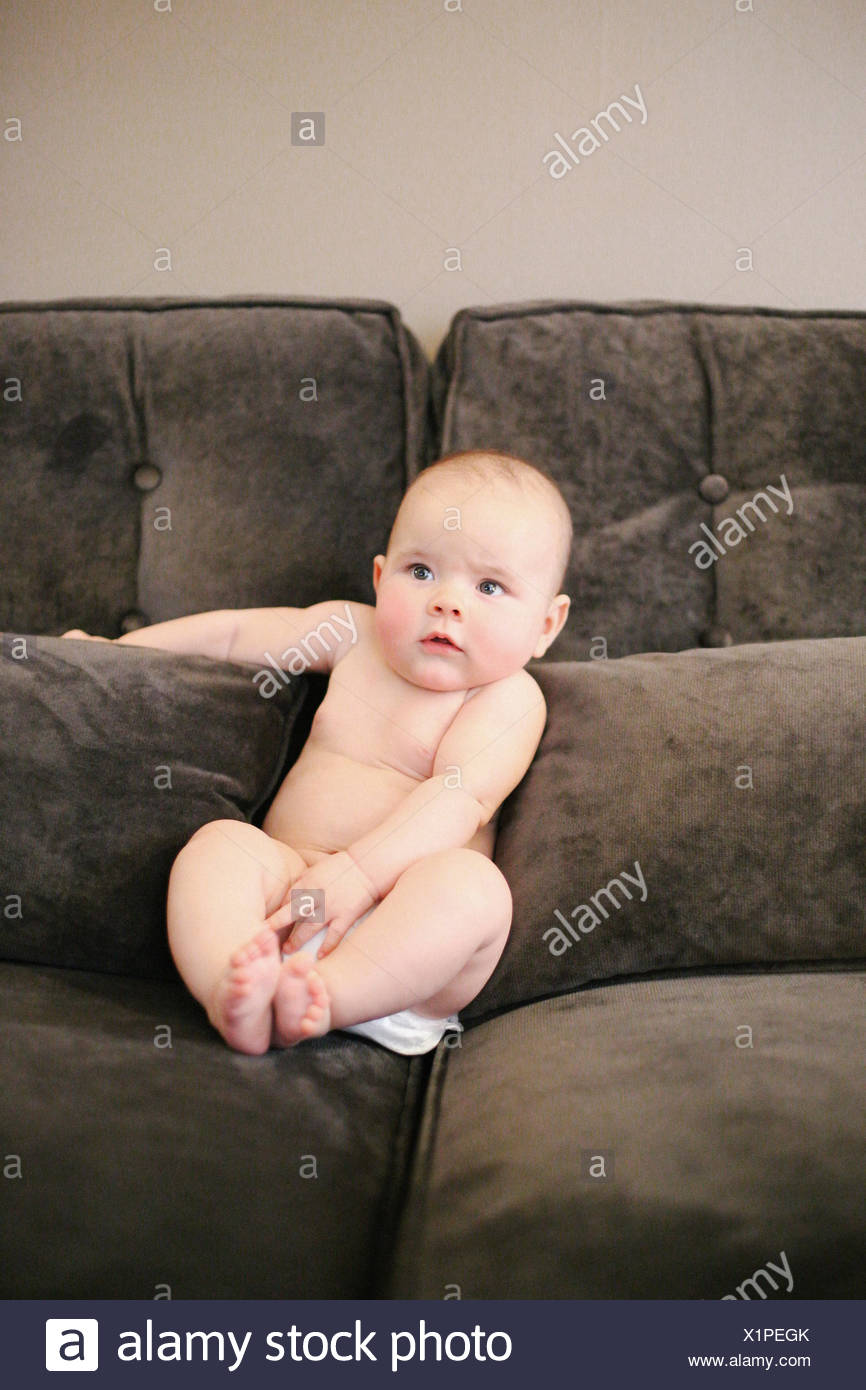 Un Bebe Assis Cale Sur Un Canape Porter Une Couche Photo Stock Alamy Un Bebe Assis Cale Sur Un Canape Porter Une Couche Photo Stock Alamy