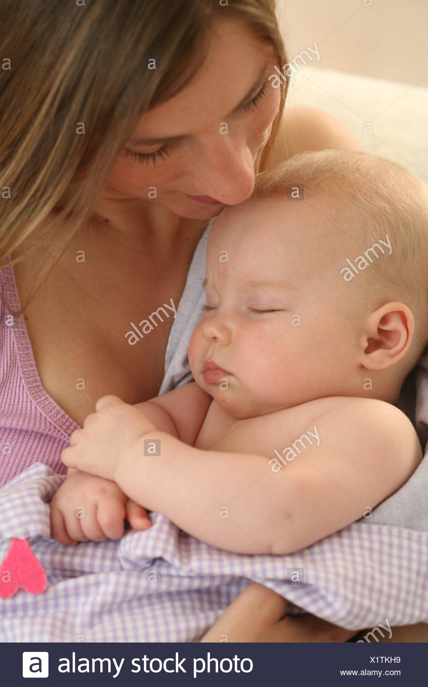 Ecrou Bebe 4 Mois Le Sommeil Sourire Interieur Filles Personnes Femme Suture Touch Portrait Gondole Heureusement Maintenez La Tendresse La Securite L Amour Maternel Le Bras Photo Stock Alamy