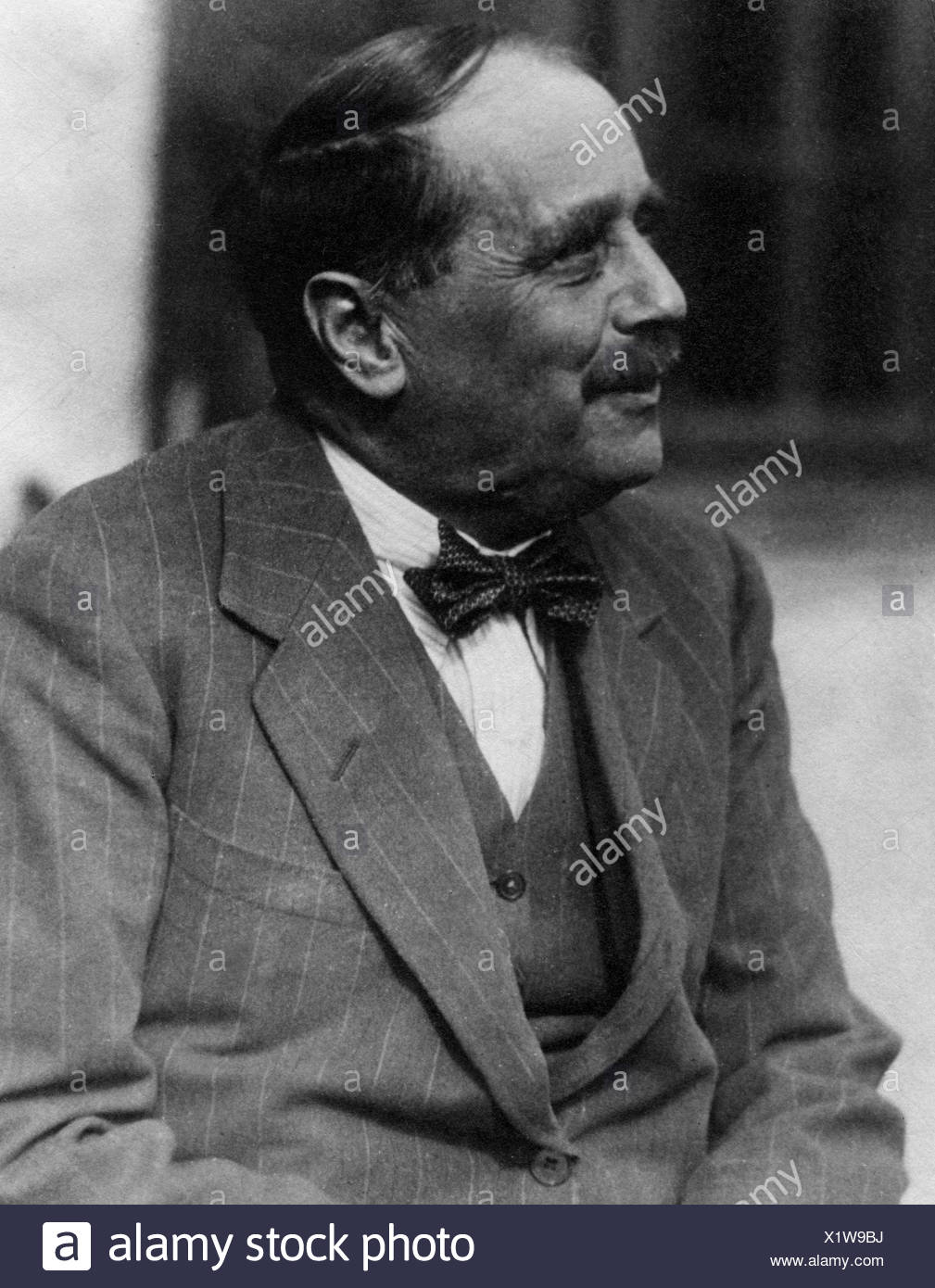 Wells, Herbert George, 21.9.1866 - 13.8.1946, l'écrivain britannique /  écrivain, portrait, 20e siècle, noeud papillon, broche blouson rayé,  broches Photo Stock - Alamy