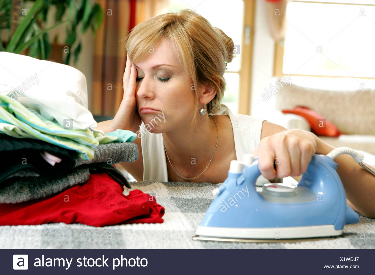 Femme De Repassage Travaux Menagers Photo Stock Alamy