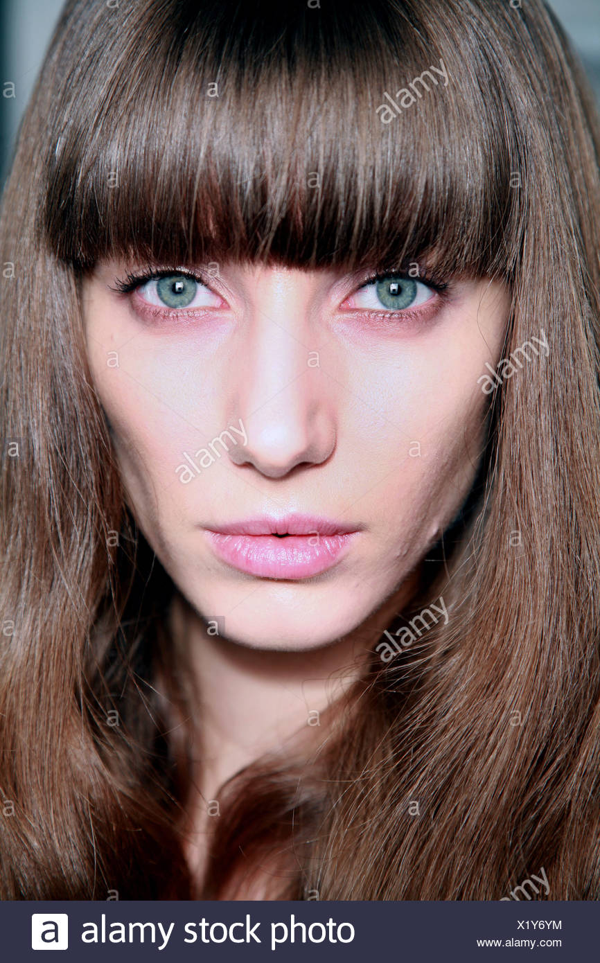 Backstage Fendi Milan Automne Hiver Brunette Cheveux Avec
