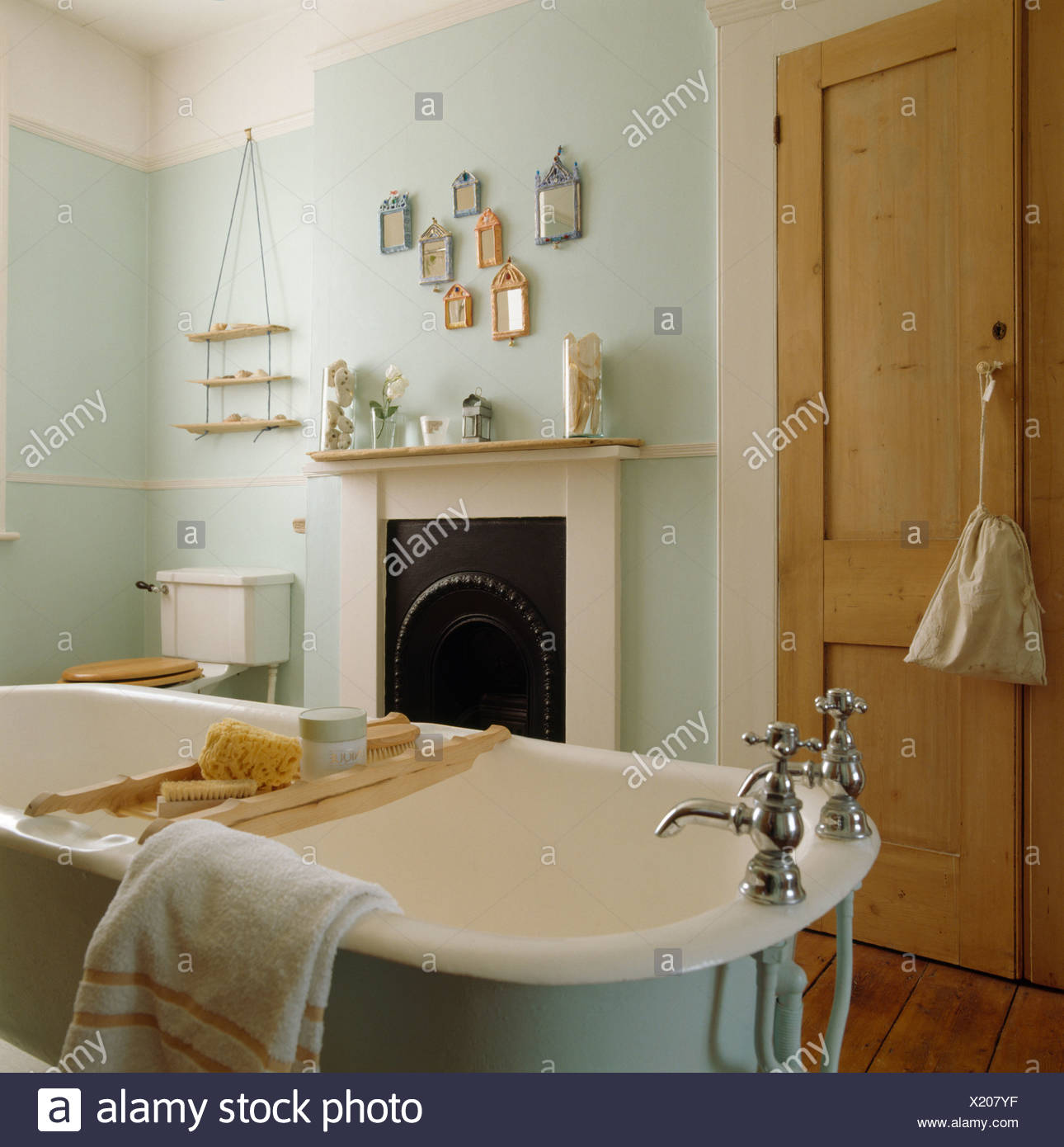 https www alamyimages fr une baignoire en bois avec baignoire rack en vert pale salle de bains avec placard et pin blanc petite cheminee image276601459 html