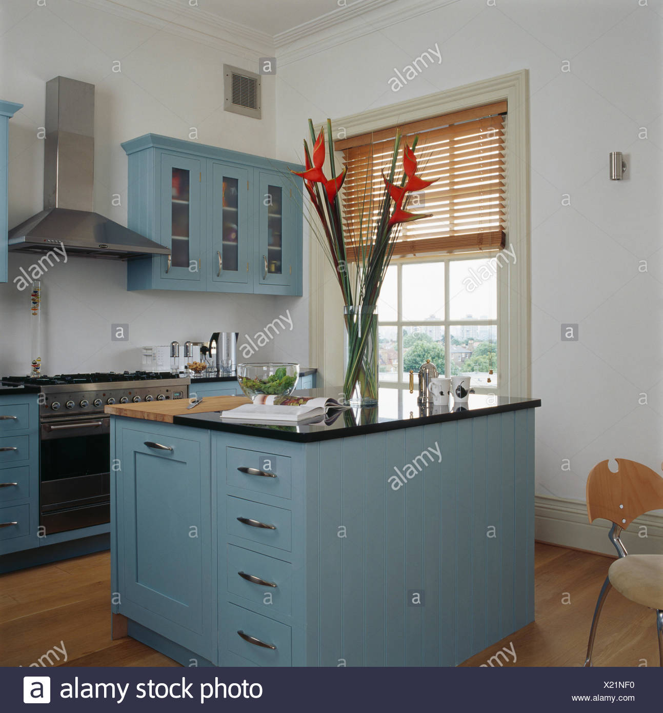 Oiseaux De Paradis Des Fleurs Dans Vase En Verre Bleu Pâle