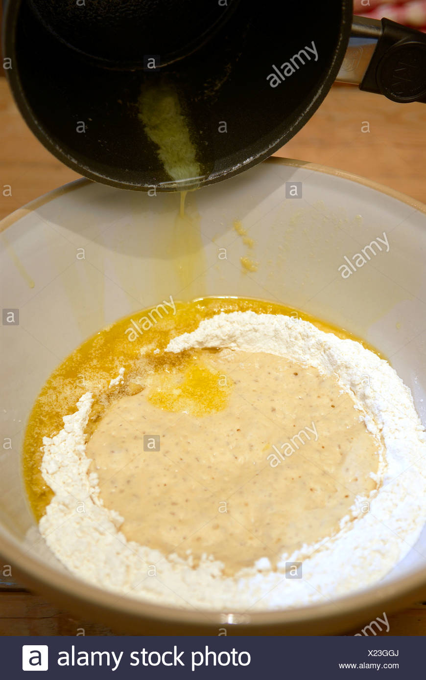 Verser Le Beurre Fondu Dans Le Melange Photo Stock Alamy