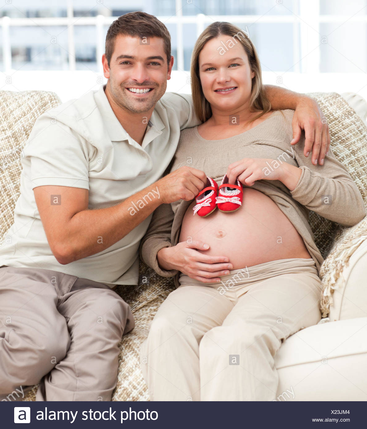 Quel Beau Couple Mettre Bebe Sur Le Ventre De La Femme Photo Stock Alamy